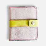 Porte-cartes en cuir grainé lilas clair et vert anis, porte- carte original, porte-carte compact, porte carte artisanal, maroquinerie fait main à Audierne (29)