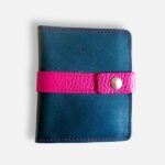 Porte-cartes en cuir bleu marine et rose, porte- carte original, porte-carte compact, porte carte artisanal, maroquinerie fait main à Audierne (29)