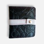Porte-cartes en cuir noir, gris et léopard, porte-carte original, porte-carte compact, porte carte artisanal, maroquinerie fait main à Audierne (29)