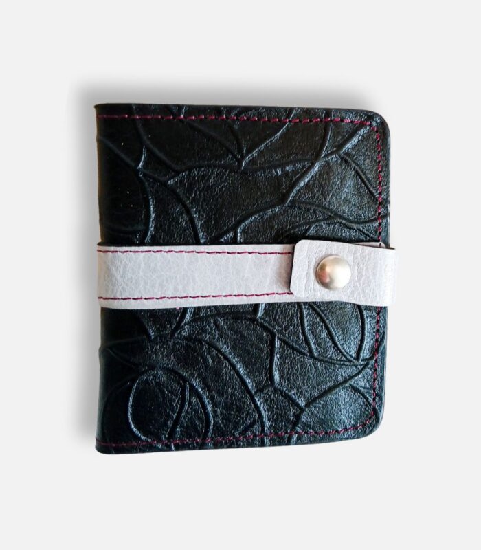 Porte-cartes en cuir noir, gris et léopard, porte-carte original, porte-carte compact, porte carte artisanal, maroquinerie fait main à Audierne (29)