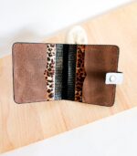 Porte-cartes en cuir noir, gris et léopard, porte-carte original, porte-carte compact, porte carte artisanal, maroquinerie fait main à Audierne (29)