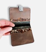 Porte-cartes en cuir noir, gris et léopard, porte-carte original, porte-carte compact, porte carte artisanal, maroquinerie fait main à Audierne (29)