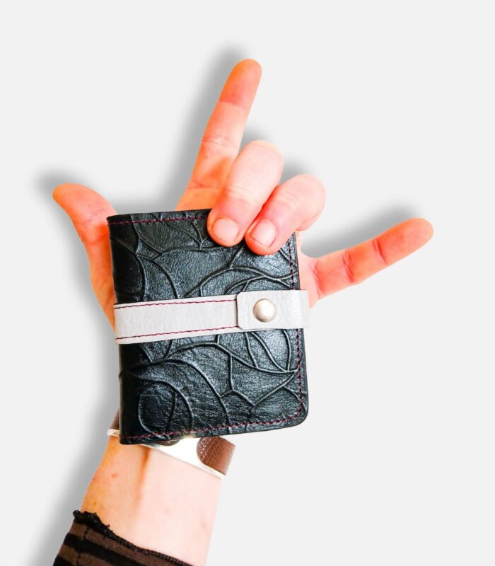 Porte-cartes en cuir noir, gris et léopard, porte-carte original, porte-carte compact, porte carte artisanal, maroquinerie fait main à Audierne (29)