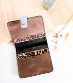 Porte-cartes en cuir noir, gris et léopard, porte-carte original, porte-carte compact, porte carte artisanal, maroquinerie fait main à Audierne (29)