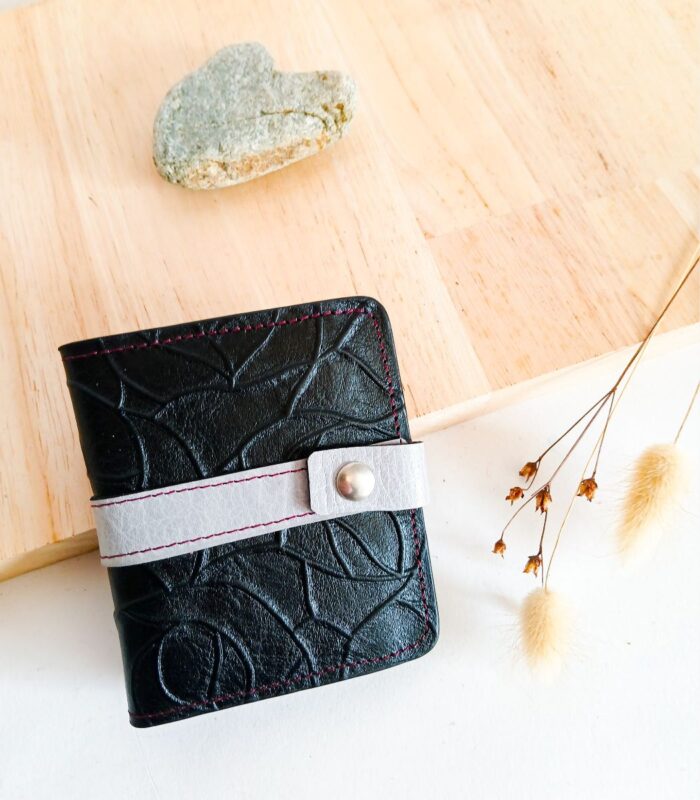 Porte-cartes en cuir noir, gris et léopard, porte-carte original, porte-carte compact, porte carte artisanal, maroquinerie fait main à Audierne (29)