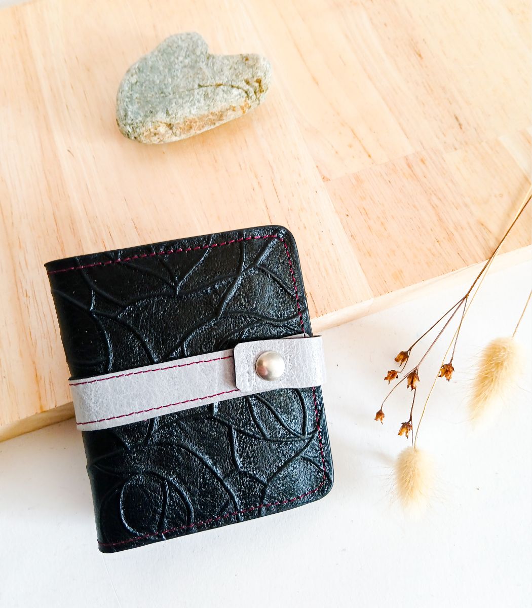 Porte-cartes en cuir noir, gris et léopard, porte-carte original, porte-carte compact, porte carte artisanal, maroquinerie fait main à Audierne (29)