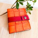 Porte-cartes en cuir orange effet croco et rouge porte- carte original, porte-carte compact, porte carte artisanal, maroquinerie fait main à Audierne (29)