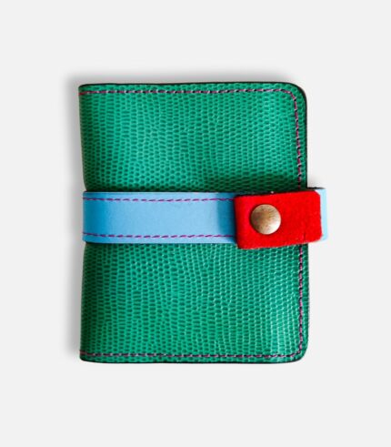 Porte-cartes en cuir vert, bleu et rouge, porte-carte original, porte-carte compact, porte carte artisanal, maroquinerie fait main à Audierne (29)