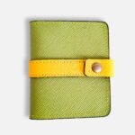 Porte-cartes en cuir vert et jaune, porte- carte original, porte-carte compact, porte carte artisanal, maroquinerie fait main à Audierne (29)