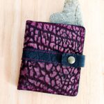 Porte-cartes en cuir violet et gris, porte- carte original, porte-carte compact, porte carte artisanal, maroquinerie fait main à Audierne (29)