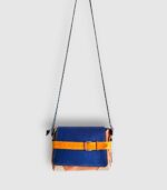 Sac besace moyen en cuir artisanal, sac moyen cuir, sac moyen cuir bleu, jaune et beige, sac en cuir coloré et original, pièce unique cuir créatrice de maroquinerie fait main à Audierne (29)