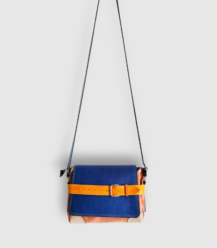 Sac besace moyen en cuir artisanal, sac moyen cuir, sac moyen cuir bleu, jaune et beige, sac en cuir coloré et original, pièce unique cuir créatrice de maroquinerie fait main à Audierne (29)