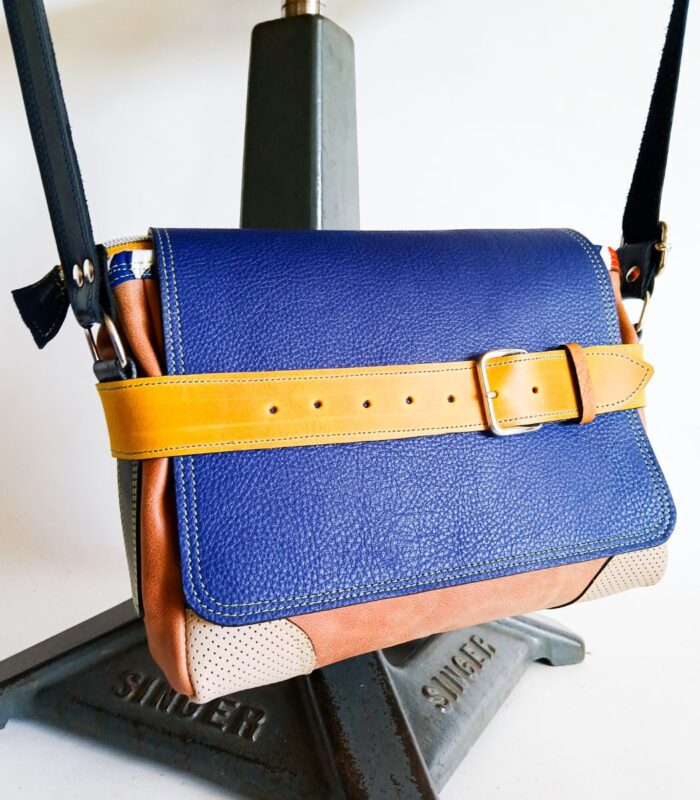 Sac besace moyen en cuir artisanal, sac moyen cuir, sac moyen cuir bleu, jaune et beige, sac en cuir coloré et original, pièce unique cuir créatrice de maroquinerie fait main à Audierne (29)