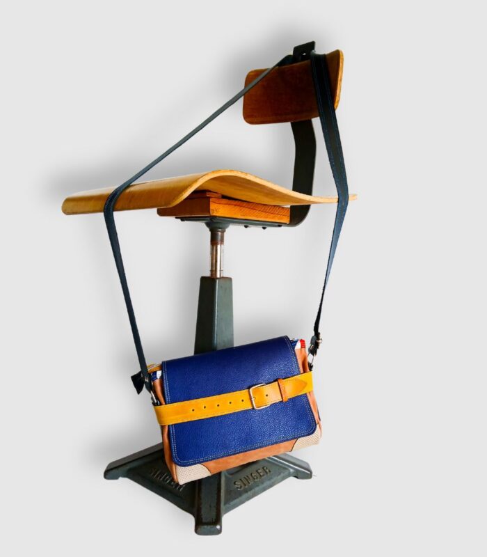 Sac besace moyen en cuir artisanal, sac moyen cuir, sac moyen cuir bleu, jaune et beige, sac en cuir coloré et original, pièce unique cuir créatrice de maroquinerie fait main à Audierne (29)