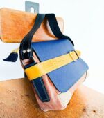 Sac besace moyen en cuir artisanal, sac moyen cuir, sac moyen cuir bleu, jaune et beige, sac en cuir coloré et original, pièce unique cuir créatrice de maroquinerie fait main à Audierne (29)