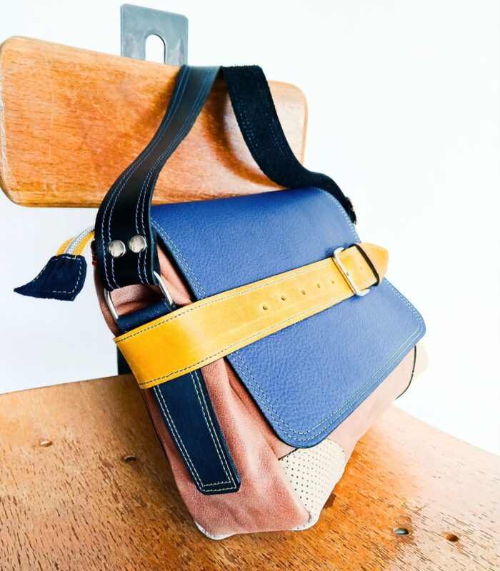 Sac besace moyen en cuir artisanal, sac moyen cuir, sac moyen cuir bleu, jaune et beige, sac en cuir coloré et original, pièce unique cuir créatrice de maroquinerie fait main à Audierne (29)