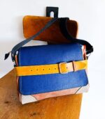 Sac besace moyen en cuir artisanal, sac moyen cuir, sac moyen cuir bleu, jaune et beige, sac en cuir coloré et original, pièce unique cuir créatrice de maroquinerie fait main à Audierne (29)