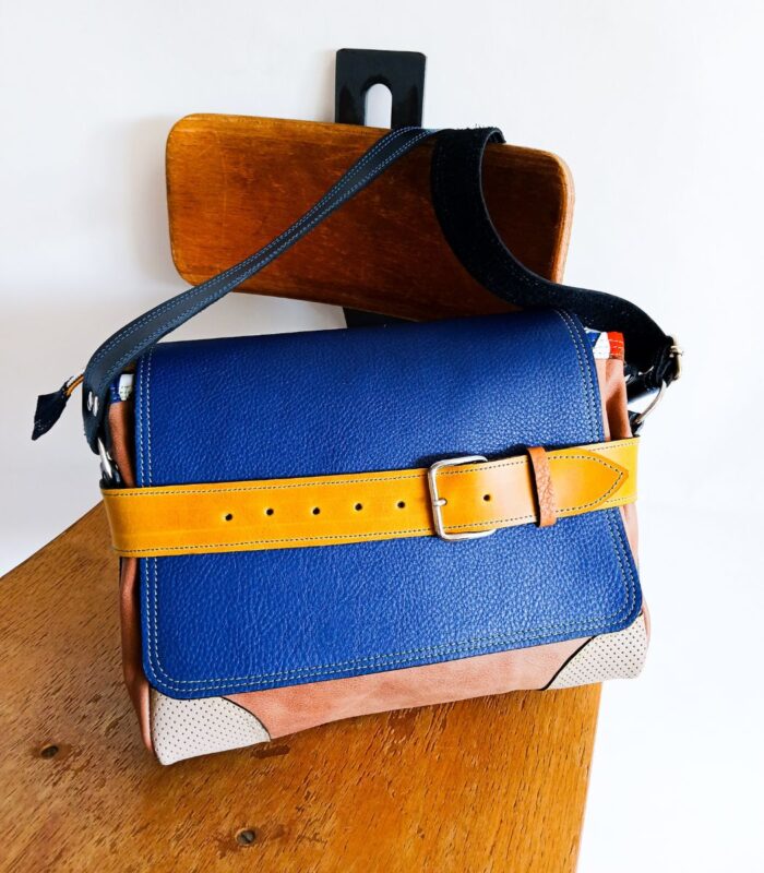 Sac besace moyen en cuir artisanal, sac moyen cuir, sac moyen cuir bleu, jaune et beige, sac en cuir coloré et original, pièce unique cuir créatrice de maroquinerie fait main à Audierne (29)