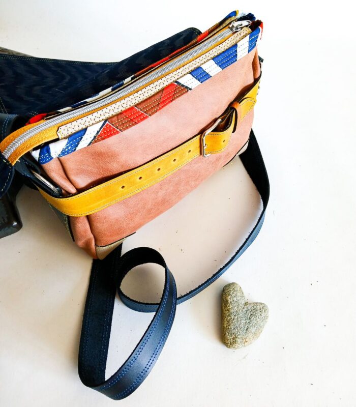 Sac besace moyen en cuir artisanal, sac moyen cuir, sac moyen cuir bleu, jaune et beige, sac en cuir coloré et original, pièce unique cuir créatrice de maroquinerie fait main à Audierne (29)