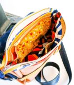 Sac besace moyen en cuir artisanal, sac moyen cuir, sac moyen cuir bleu, jaune et beige, sac en cuir coloré et original, pièce unique cuir créatrice de maroquinerie fait main à Audierne (29)
