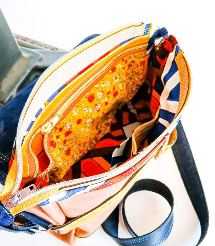 Sac besace moyen en cuir artisanal, sac moyen cuir, sac moyen cuir bleu, jaune et beige, sac en cuir coloré et original, pièce unique cuir créatrice de maroquinerie fait main à Audierne (29)