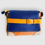 Sac besace moyen en cuir artisanal, sac moyen cuir, sac moyen cuir bleu, jaune et beige, sac en cuir coloré et original, pièce unique cuir créatrice de maroquinerie fait main à Audierne (29)