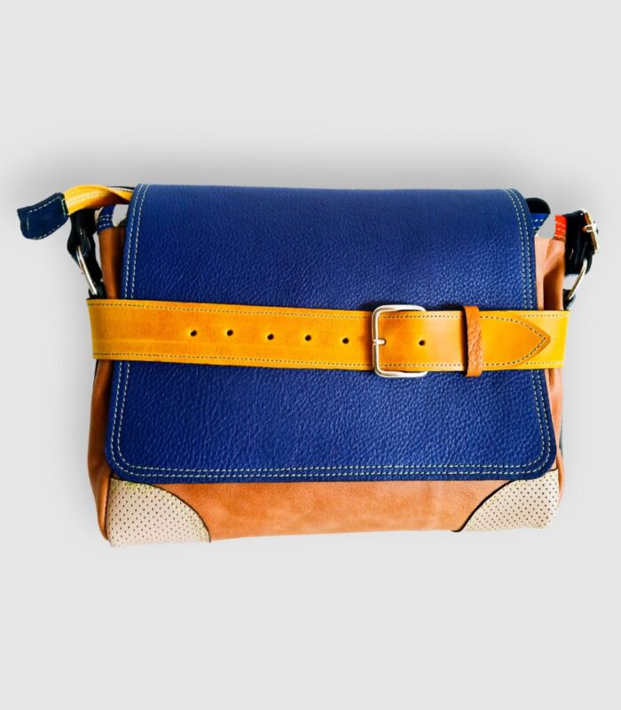 Sac besace moyen en cuir artisanal, sac moyen cuir, sac moyen cuir bleu, jaune et beige, sac en cuir coloré et original, pièce unique cuir créatrice de maroquinerie fait main à Audierne (29)