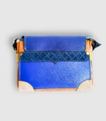 Sac besace moyen en cuir artisanal, sac moyen cuir, sac moyen cuir bleu, jaune et beige, sac en cuir coloré et original, pièce unique cuir créatrice de maroquinerie fait main à Audierne (29)