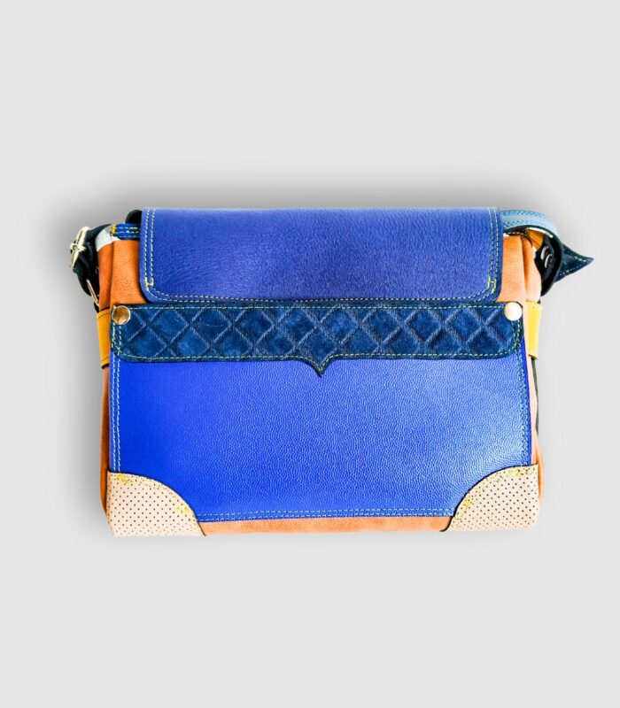 Sac besace moyen en cuir artisanal, sac moyen cuir, sac moyen cuir bleu, jaune et beige, sac en cuir coloré et original, pièce unique cuir créatrice de maroquinerie fait main à Audierne (29)