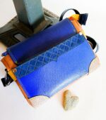 Sac besace moyen en cuir artisanal, sac moyen cuir, sac moyen cuir bleu, jaune et beige, sac en cuir coloré et original, pièce unique cuir créatrice de maroquinerie fait main à Audierne (29)