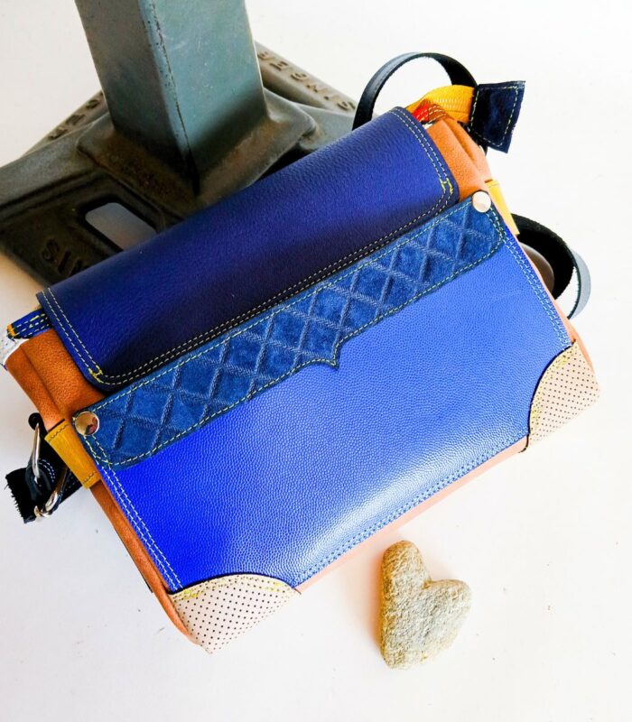 Sac besace moyen en cuir artisanal, sac moyen cuir, sac moyen cuir bleu, jaune et beige, sac en cuir coloré et original, pièce unique cuir créatrice de maroquinerie fait main à Audierne (29)