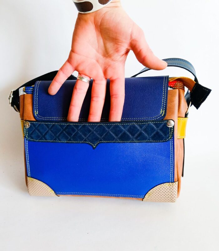 Sac besace moyen en cuir artisanal, sac moyen cuir, sac moyen cuir bleu, jaune et beige, sac en cuir coloré et original, pièce unique cuir créatrice de maroquinerie fait main à Audierne (29)