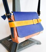 Sac besace moyen en cuir artisanal, sac moyen cuir, sac moyen cuir bleu, jaune et beige, sac en cuir coloré et original, pièce unique cuir créatrice de maroquinerie fait main à Audierne (29)