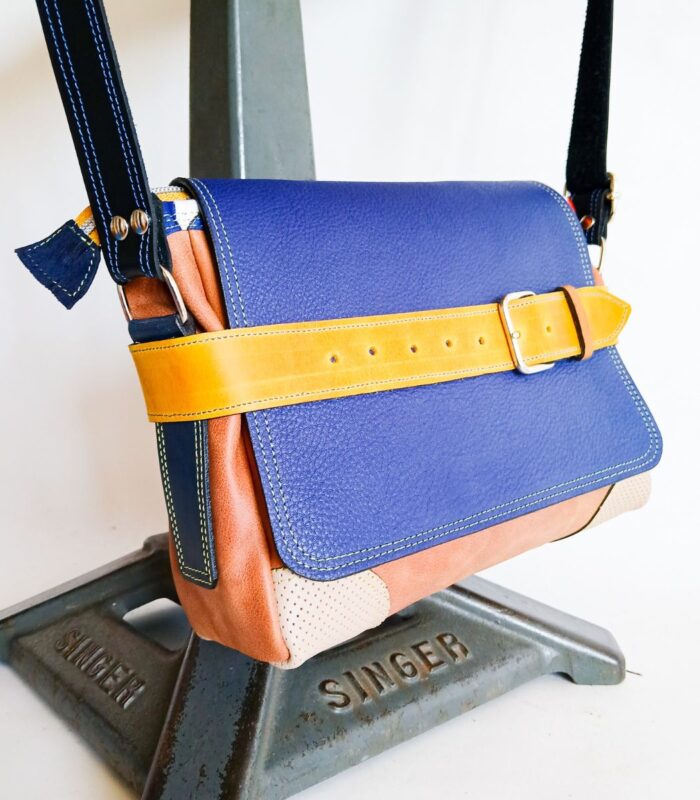 Sac besace moyen en cuir artisanal, sac moyen cuir, sac moyen cuir bleu, jaune et beige, sac en cuir coloré et original, pièce unique cuir créatrice de maroquinerie fait main à Audierne (29)