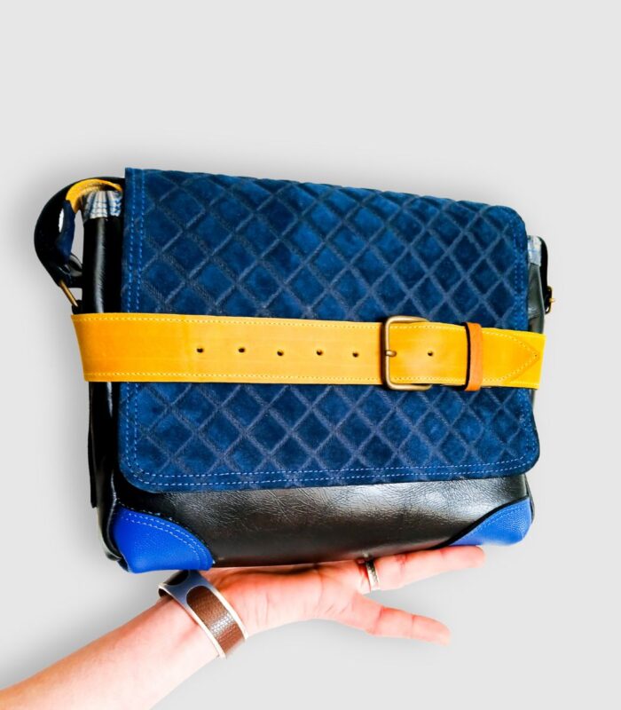 Sac besace moyen en cuir artisanal, sac moyen cuir, sac moyen cuir bleu, jaune et noir, sac en cuir coloré et original, pièce unique cuir créatrice de maroquinerie fait main à Audierne (29)