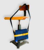 Sac besace moyen en cuir artisanal, sac moyen cuir, sac moyen cuir bleu, jaune et noir, sac en cuir coloré et original, pièce unique cuir créatrice de maroquinerie fait main à Audierne (29)