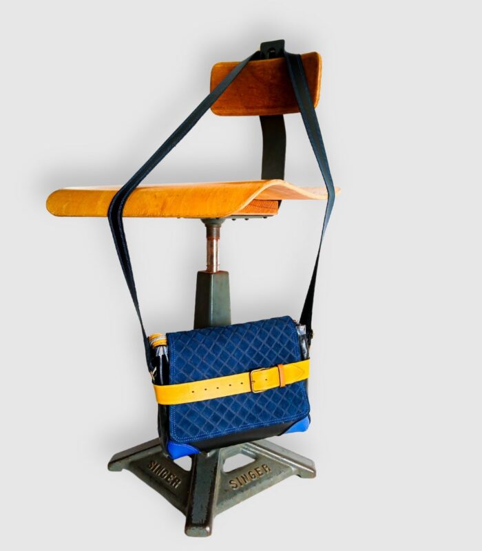 Sac besace moyen en cuir artisanal, sac moyen cuir, sac moyen cuir bleu, jaune et noir, sac en cuir coloré et original, pièce unique cuir créatrice de maroquinerie fait main à Audierne (29)