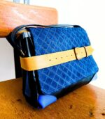 Sac besace moyen en cuir artisanal, sac moyen cuir, sac moyen cuir bleu, jaune et noir, sac en cuir coloré et original, pièce unique cuir créatrice de maroquinerie fait main à Audierne (29)
