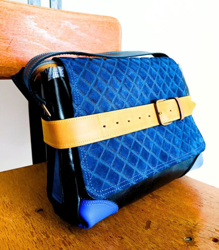 Sac besace moyen en cuir artisanal, sac moyen cuir, sac moyen cuir bleu, jaune et noir, sac en cuir coloré et original, pièce unique cuir créatrice de maroquinerie fait main à Audierne (29)