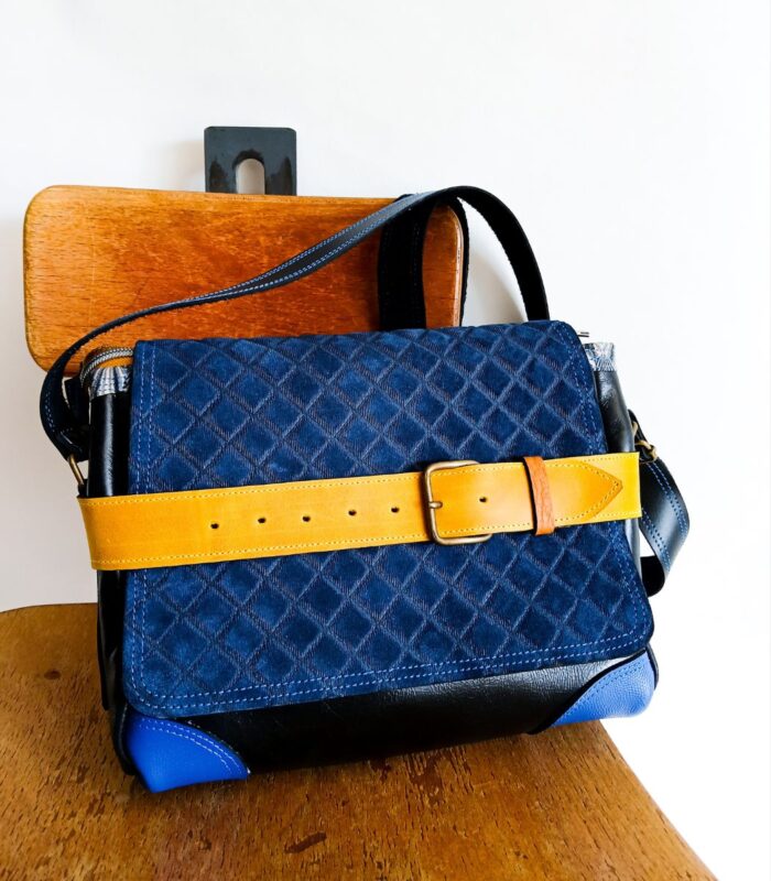 Sac besace moyen en cuir artisanal, sac moyen cuir, sac moyen cuir bleu, jaune et noir, sac en cuir coloré et original, pièce unique cuir créatrice de maroquinerie fait main à Audierne (29)