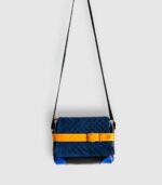 Sac besace moyen en cuir artisanal, sac moyen cuir, sac moyen cuir bleu, jaune et noir, sac en cuir coloré et original, pièce unique cuir créatrice de maroquinerie fait main à Audierne (29)