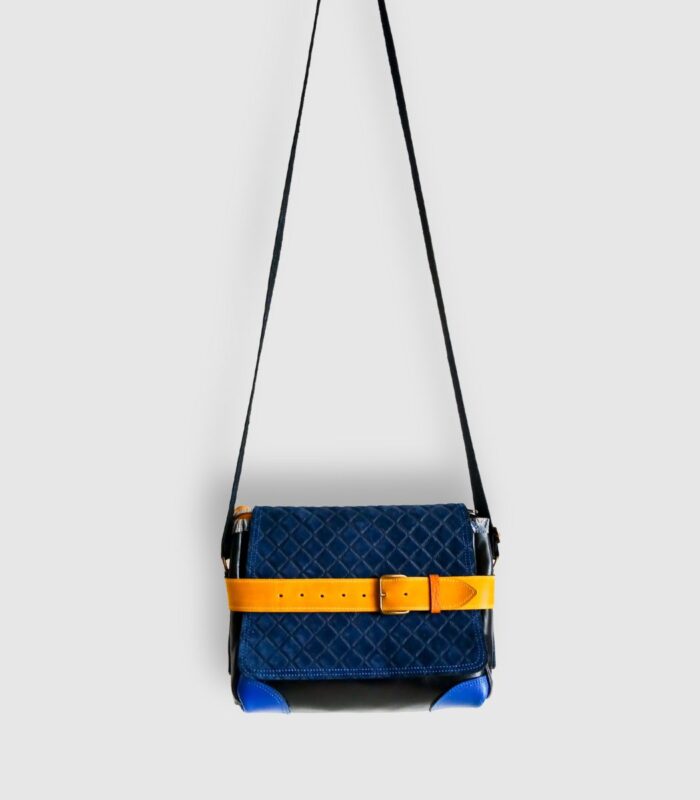 Sac besace moyen en cuir artisanal, sac moyen cuir, sac moyen cuir bleu, jaune et noir, sac en cuir coloré et original, pièce unique cuir créatrice de maroquinerie fait main à Audierne (29)