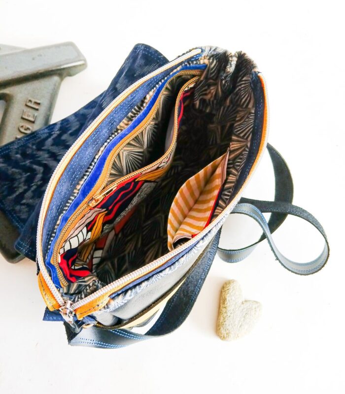 Sac besace moyen en cuir artisanal, sac moyen cuir, sac moyen cuir bleu, jaune et noir, sac en cuir coloré et original, pièce unique cuir créatrice de maroquinerie fait main à Audierne (29)