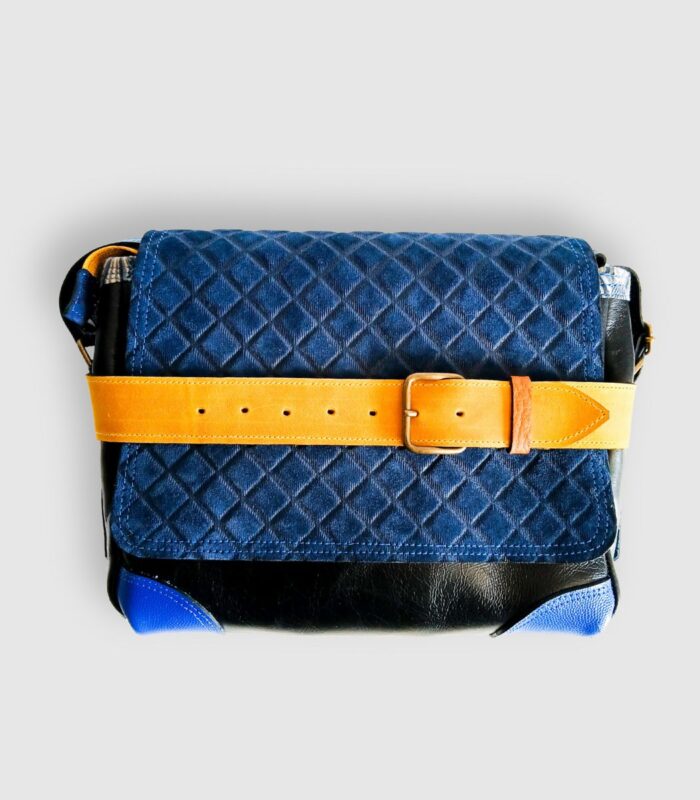 Sac besace moyen en cuir artisanal, sac moyen cuir, sac moyen cuir bleu, jaune et noir, sac en cuir coloré et original, pièce unique cuir créatrice de maroquinerie fait main à Audierne (29)