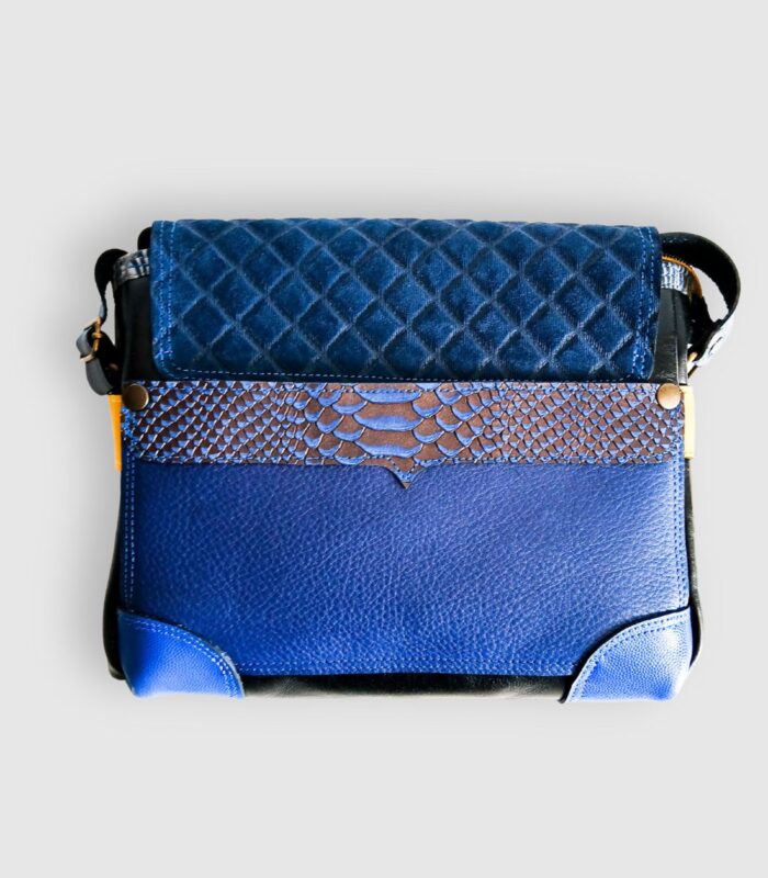Sac besace moyen en cuir artisanal, sac moyen cuir, sac moyen cuir bleu, jaune et noir, sac en cuir coloré et original, pièce unique cuir créatrice de maroquinerie fait main à Audierne (29)