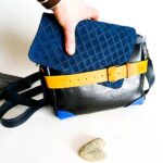 Sac besace moyen en cuir artisanal, sac moyen cuir, sac moyen cuir bleu, jaune et noir, sac en cuir coloré et original, pièce unique cuir créatrice de maroquinerie fait main à Audierne (29)