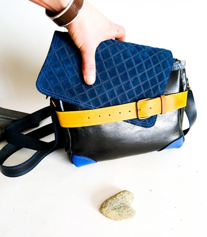 Sac besace moyen en cuir artisanal, sac moyen cuir, sac moyen cuir bleu, jaune et noir, sac en cuir coloré et original, pièce unique cuir créatrice de maroquinerie fait main à Audierne (29)