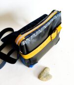 Sac besace moyen en cuir artisanal, sac moyen cuir, sac moyen cuir bleu, jaune et noir, sac en cuir coloré et original, pièce unique cuir créatrice de maroquinerie fait main à Audierne (29)