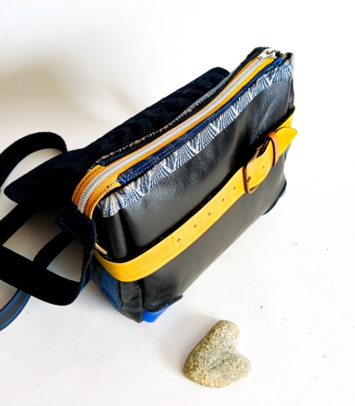 Sac besace moyen en cuir artisanal, sac moyen cuir, sac moyen cuir bleu, jaune et noir, sac en cuir coloré et original, pièce unique cuir créatrice de maroquinerie fait main à Audierne (29)