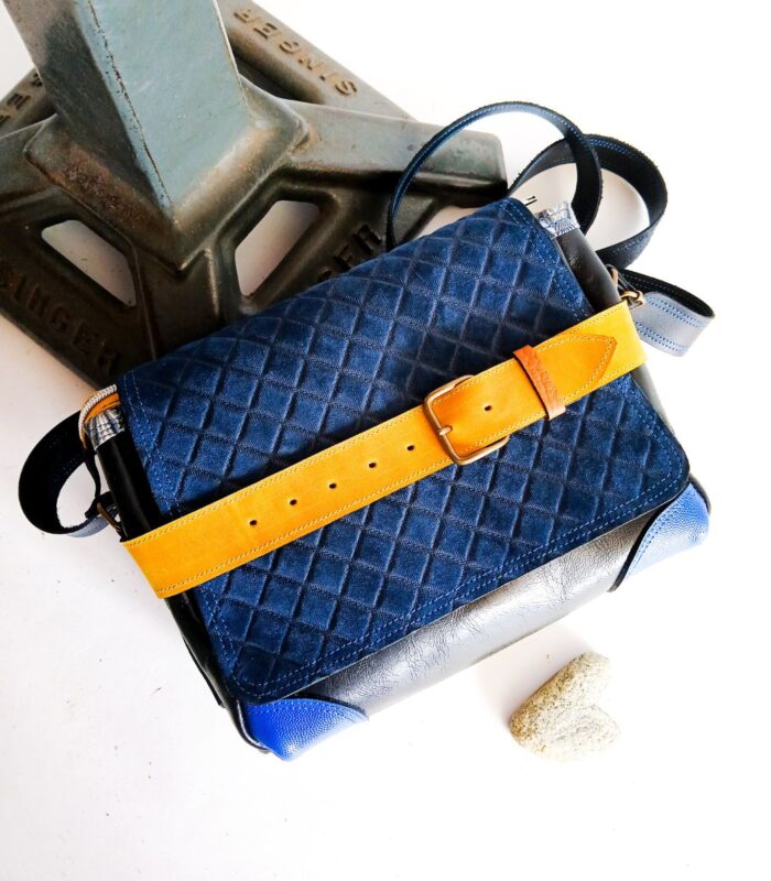 Sac besace moyen en cuir artisanal, sac moyen cuir, sac moyen cuir bleu, jaune et noir, sac en cuir coloré et original, pièce unique cuir créatrice de maroquinerie fait main à Audierne (29)